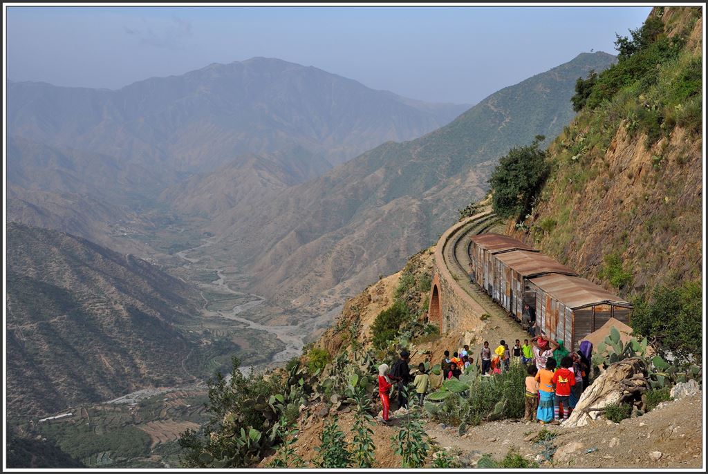 Eine farbenfrohe Kinderschar verfolgt die Fahrt um die Teufelskurve und das anschlissende Wasserfassen mittels Tankwagen von der Strassenbrücke herunter. (10.12.2014)