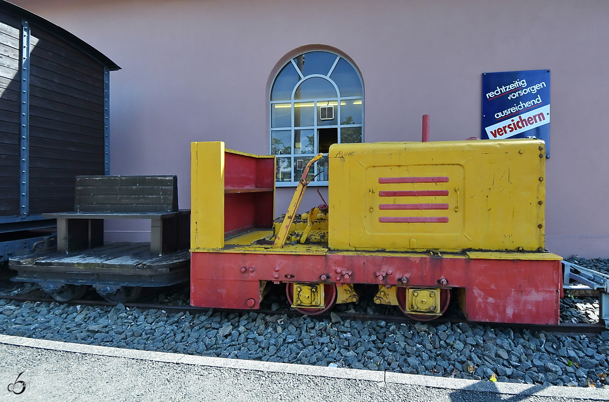 Eine Feldbahndiesellokomotive im Deutschen Dampflokomotiv-Museum Neuenmarkt-Wirsberg. (Juni 2019)