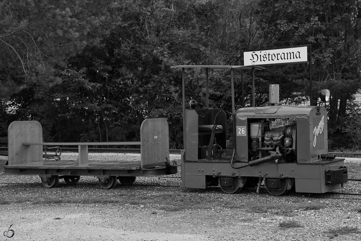 Eine Feldbahnlok von Jung ist hier Anfang September 2019 im Historama Ferlach zu sehen.