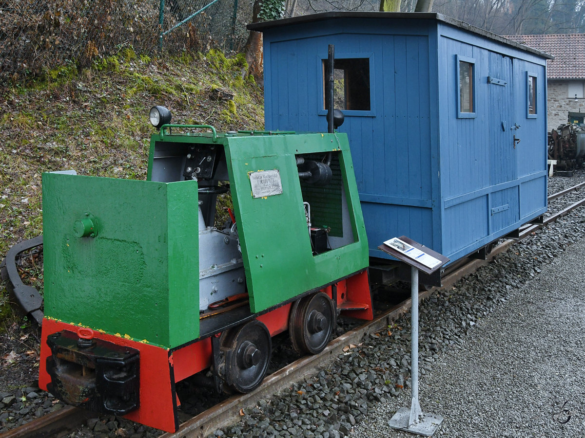 Eine Feldbahnlokomotive im Gruben- und Feldbahnmuseum Zeche Theresia. (Witten, April 2018)
