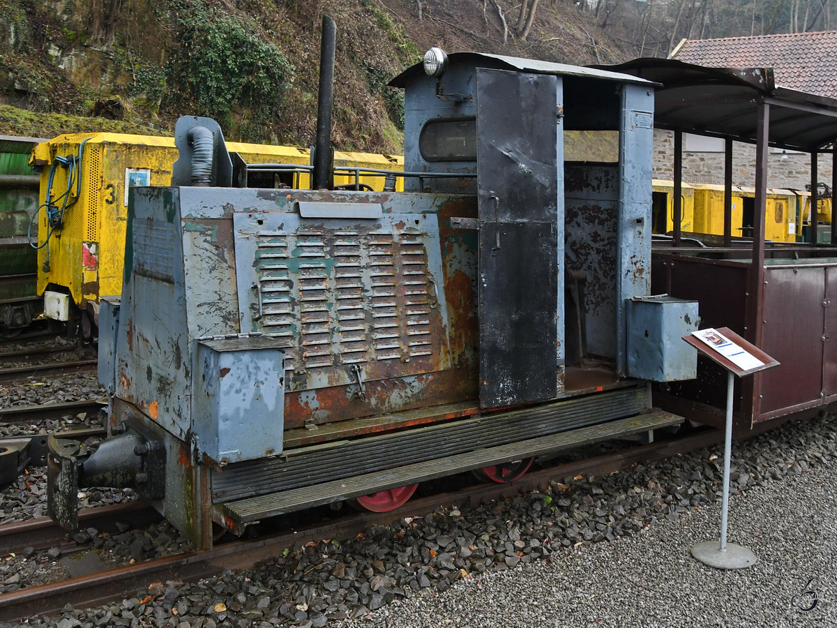 Eine Feldbahnlokomotive im Gruben- und Feldbahnmuseum Zeche Theresia. (Witten, April 2018)