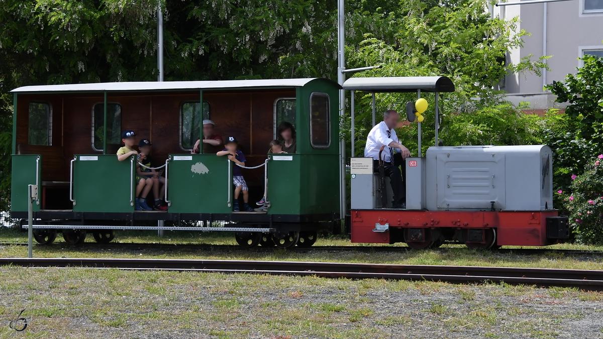 Eine Feldbahnlokomotive von Jung diente im Juni 2019 auf dem Freigelände des Verkehrsmuseums in Nürnberg für Rundfahrten.