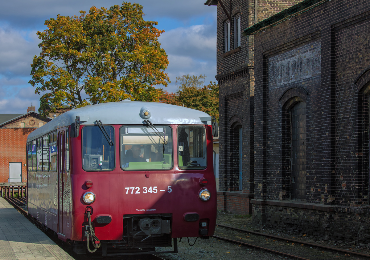 Eine Ferkeltaxe (772 345) ersetzte für einige Tage den Regioshuttle der Press zwischen Bergen auf Rügen und Lauterbach Mole. - 12.10.2015