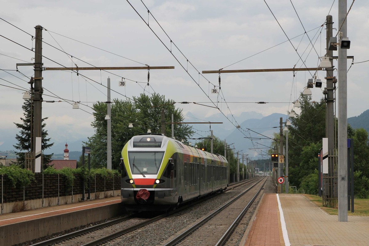 Eine Flirt whrend eine Probefahrt in die Richtung auf Bahnhof Rattenberg-Kramsach am 29-7-2013.