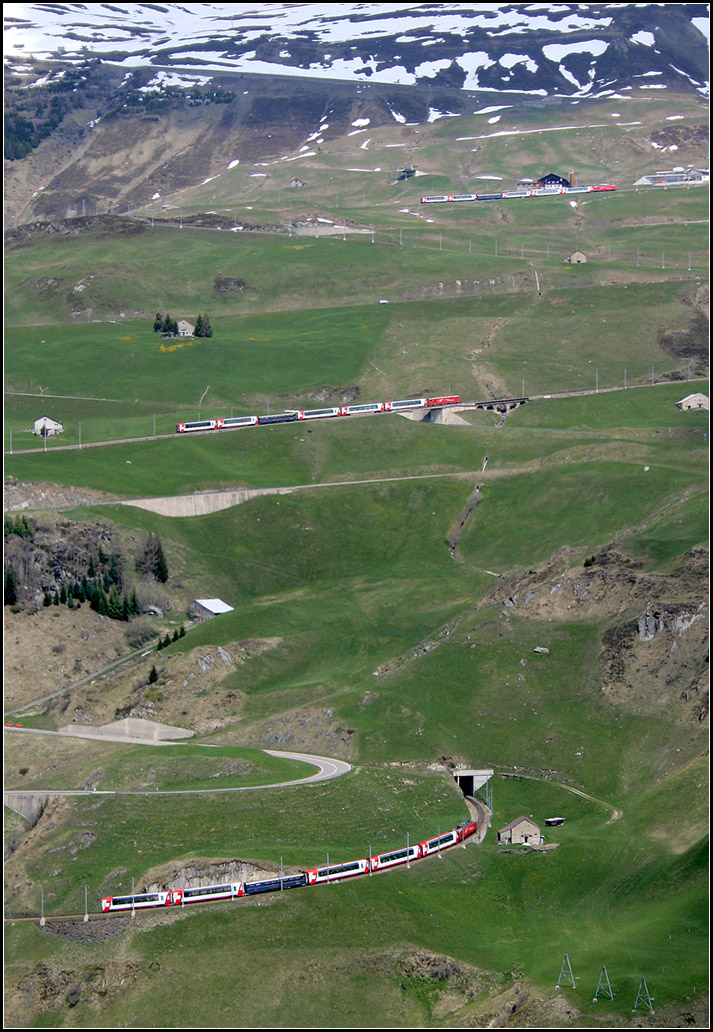 Eine Fotomontage -

Dreimal der selbe Glacier-Express, immer weiter oben und immer weiter weg. Strecke Andermatt - Nätschen. 

13.05.2008 (M)