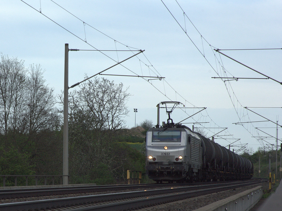 Eine Französin auf deutschen Gleisen mit einem Kesselwagenganzzug Nähe Naumburg, auf der Saalebrücke. 29.04.2014 18:02 Uhr.