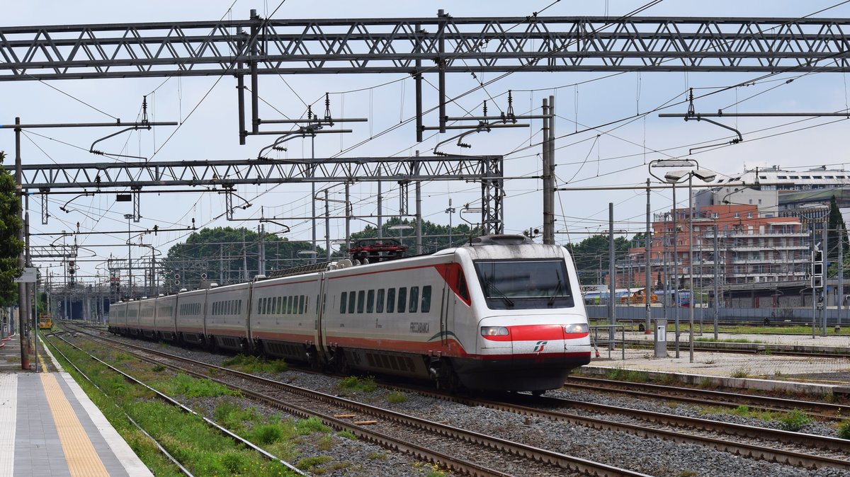 Eine Frecciablanca durchfährt am 23.05.2018 den Bahnhof Roma Ostiense an Gleis 3.