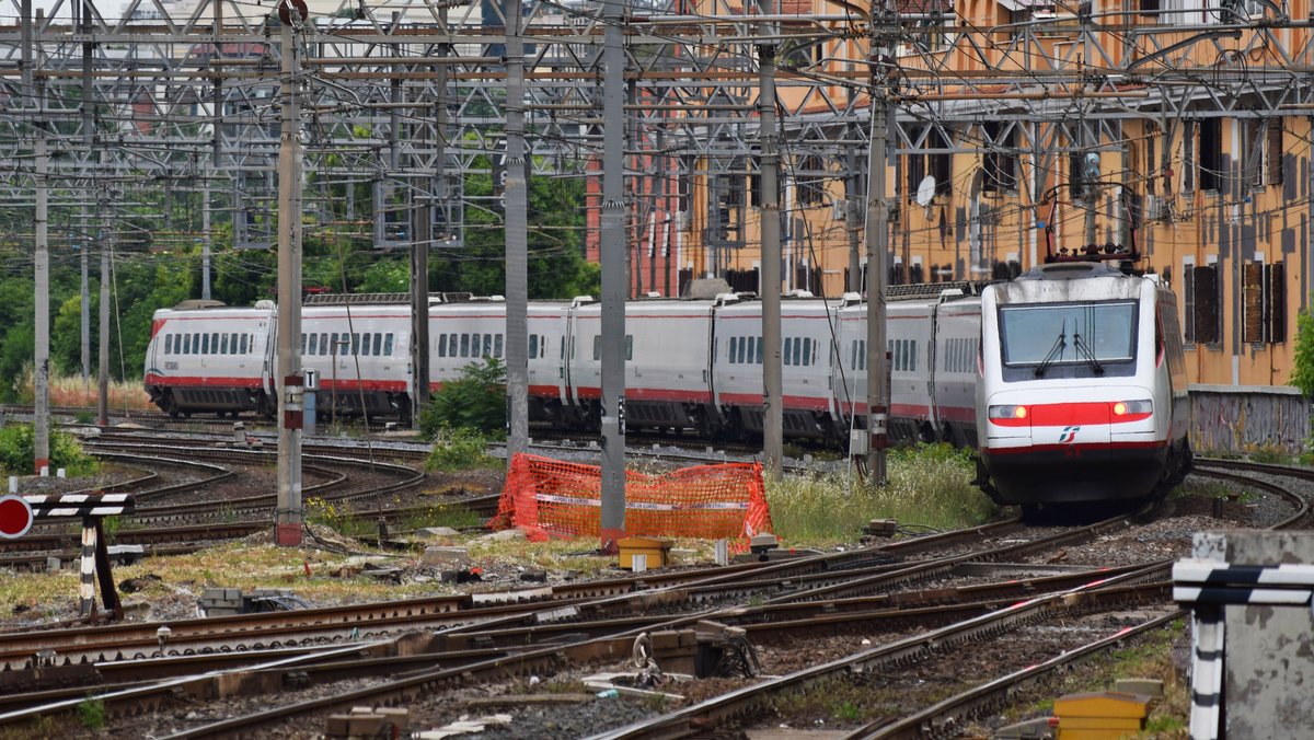 Eine Frecciablanca fährt duch Bahnhof Roma Ostiense am 21.05.2018