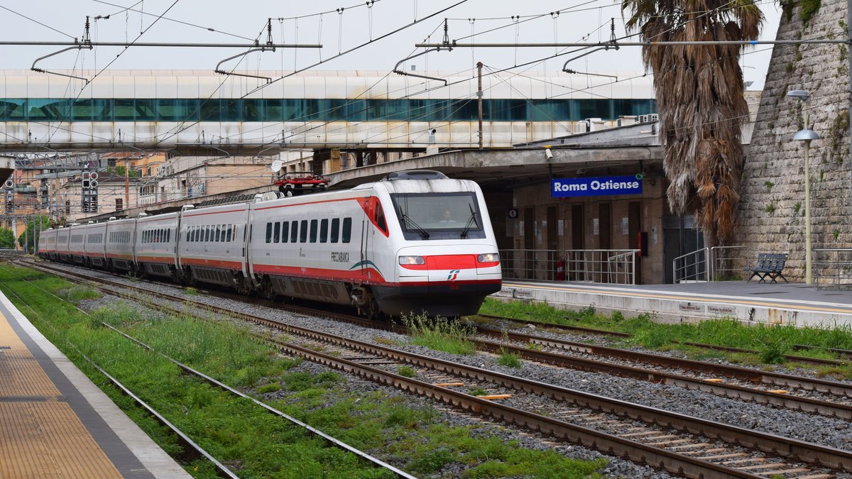 Eine Frecciablanda fährt am 21.05.2018 durch Bahnhof Roma Ostiense.