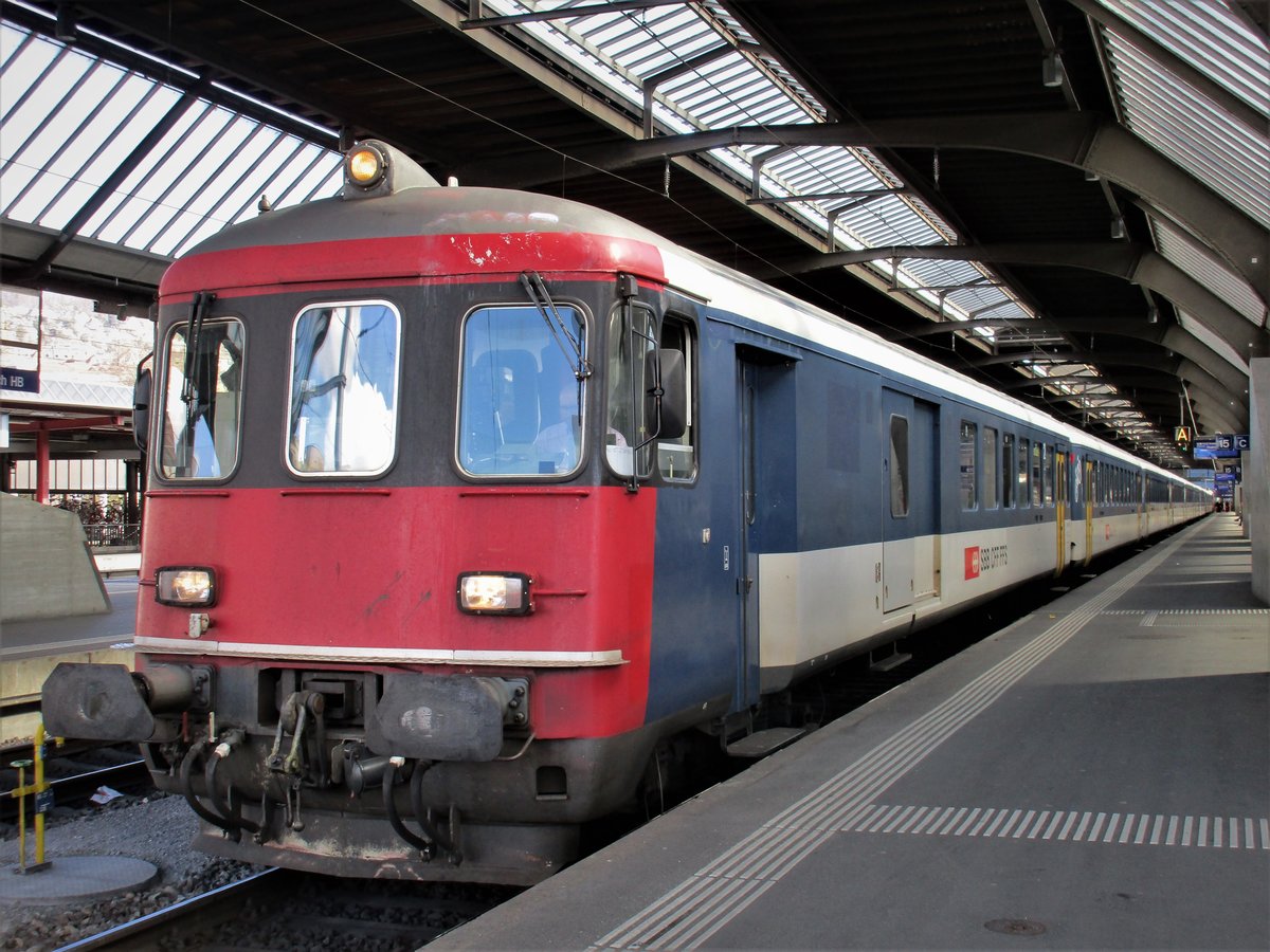 Eine  freie Sicht  zum dem Perrongleis 15 im HB Zürich: Der auf Gleis 15 bereitstehende IR 2119 von Zürich HB nach Zürich Flughafen- Winterthur- Frauenfeld- Weinfelden- Kreuzlingen- Konstanz verkehrte am 5.3.17 mit einer Ersatzkomposition (Dispopendel). Die Front wurde vom SBB Steuerwagen  BDt 50 85 82- 33 984- 4  übernommen und der IR 2119 wurde von der SBB Re 4/4 II Nr. 11130 angetrieben.  