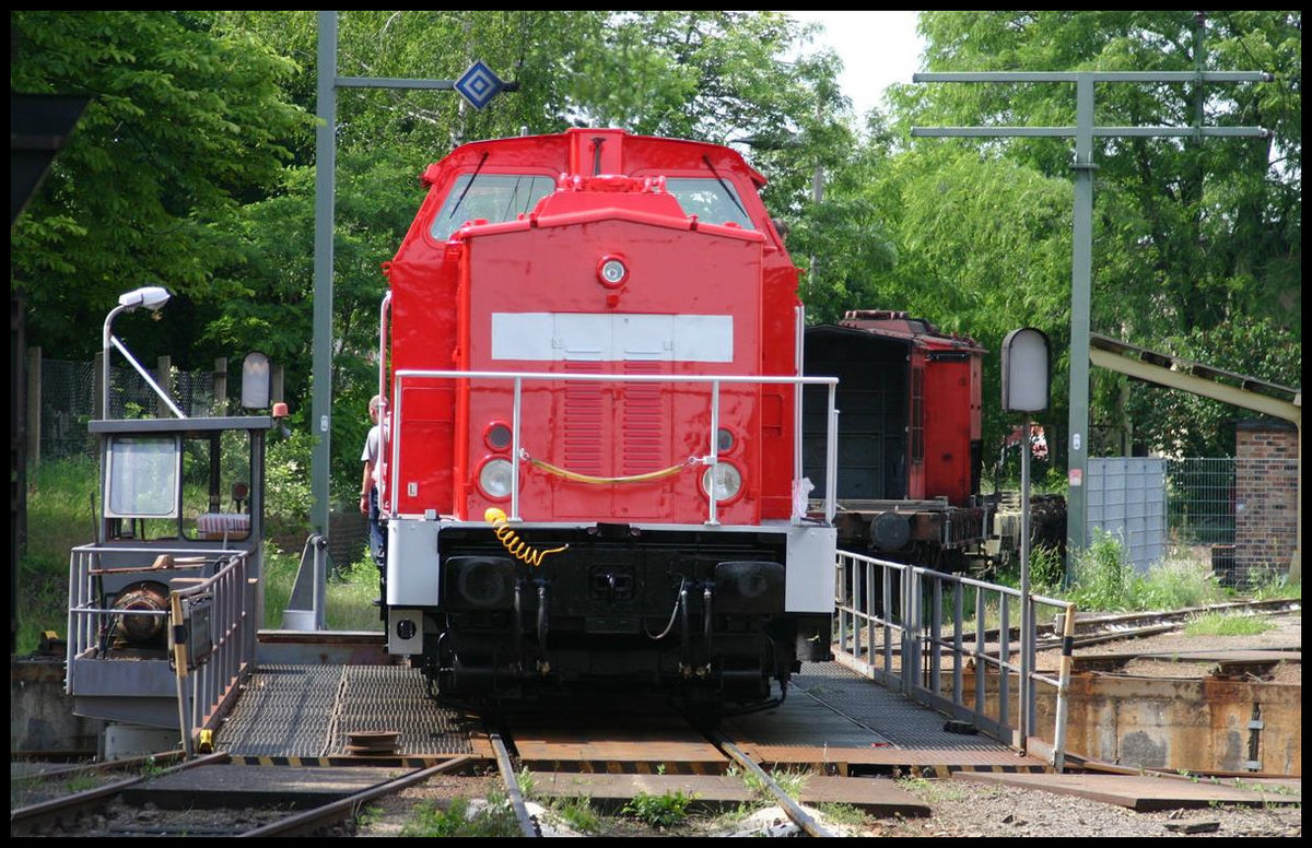 Eine frisch untersuchte und lackierte DB 298 ohne Nummer wird hier am 1.6.2007 auf der Scheibe im AW Cottbus gedreht.
