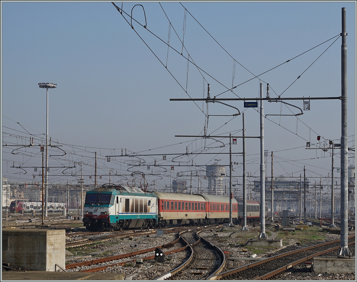 Eine FS 402 mit einem DB/ÖBB Nachtzug in Milano Centrale.
1. März 2016