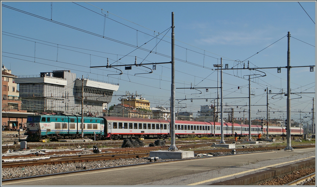 Eine FS E 656 (oder 655) schiebt ihren Nachtzug aus der Bahnhofhalle in den Abstellbereich von Milano Centrale. 
5. Mai 2014