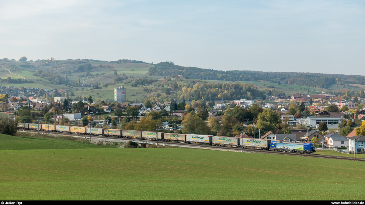 Eine für BLS Cargo fahrende Hupac-Vectron am 18. Oktober 2018 bei Frick.