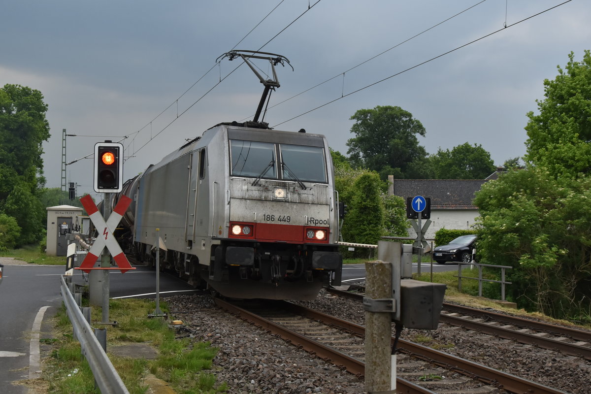 Eine für LINEAS fahrende Railpoollok kommt mit einem langen Mischer auf der Kbs 485 in Geilenkirchen am BÜ Nikolaus-Becker-Straße gen Aachen West am Sonntag den 19.5.2019 vors Objektiv und wird auf der SD-Karte gebannt.