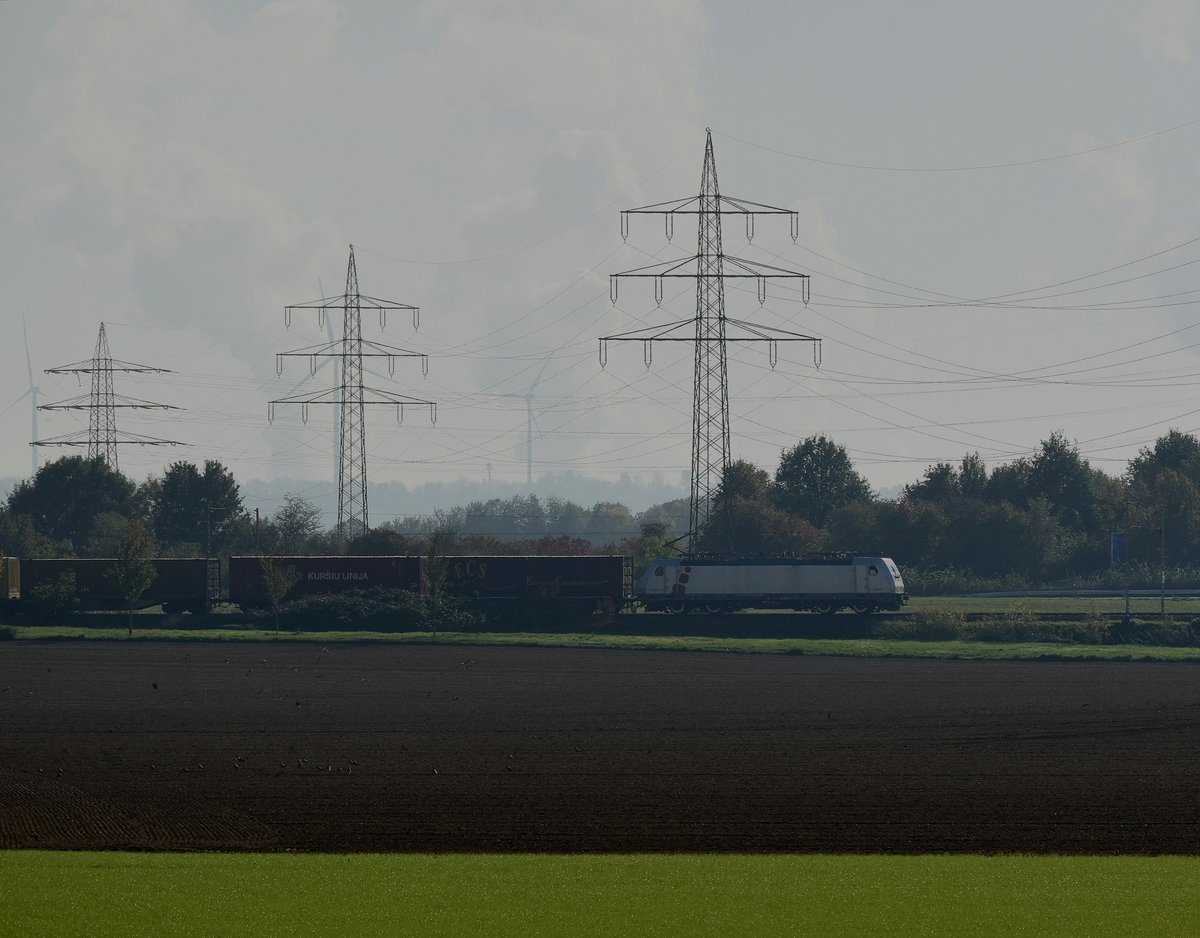 Eine für mich nicht erkennbare Akiem 186 kommt bei Gierath mit einem Kastelzug gen Venlo gefahren. Sonntag 21.10.2018 (Gegenlichtaufnahme)