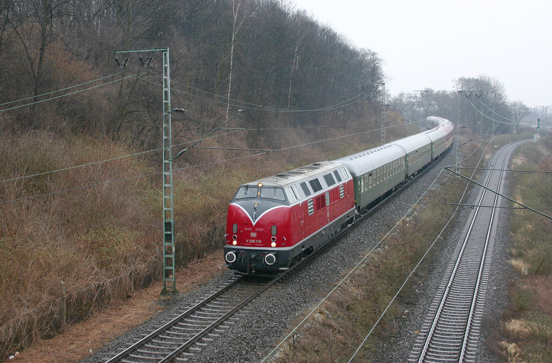 Eine Fußgängerbrücke verbindet den Kölner Mediapark mit dem sogenannten  Herkulesberg .
Diese Brücke überspannt auch die zahlreichen Gleise des Bahnhofs Köln West.
Von besagter Brücke konnte ich am 24. März 2006 die schön glänzende V 200 116 fotografieren.