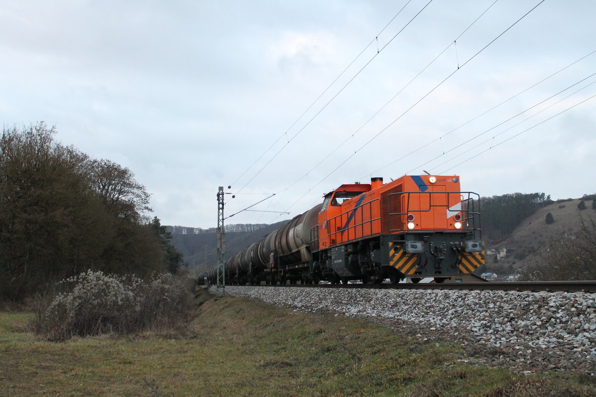 Eine G 1000 von North Rail zieht am 27. Dezember 2016 ihren Kesselwagenzug in Richtung Ingolstadt. Im Hintergrund