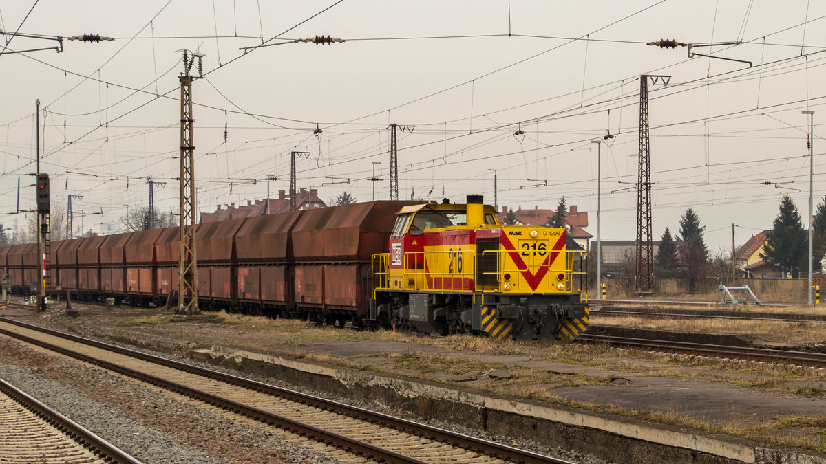 Eine G 1206, alias MEG 216 (275 216-0) durchfährt am 17. Februar 2018 den Bahnhof Großkorbetha. Die Lichtverhältnisse waren sehr besch...eiden, dafür war es im Gegenzug saukalt! :) 