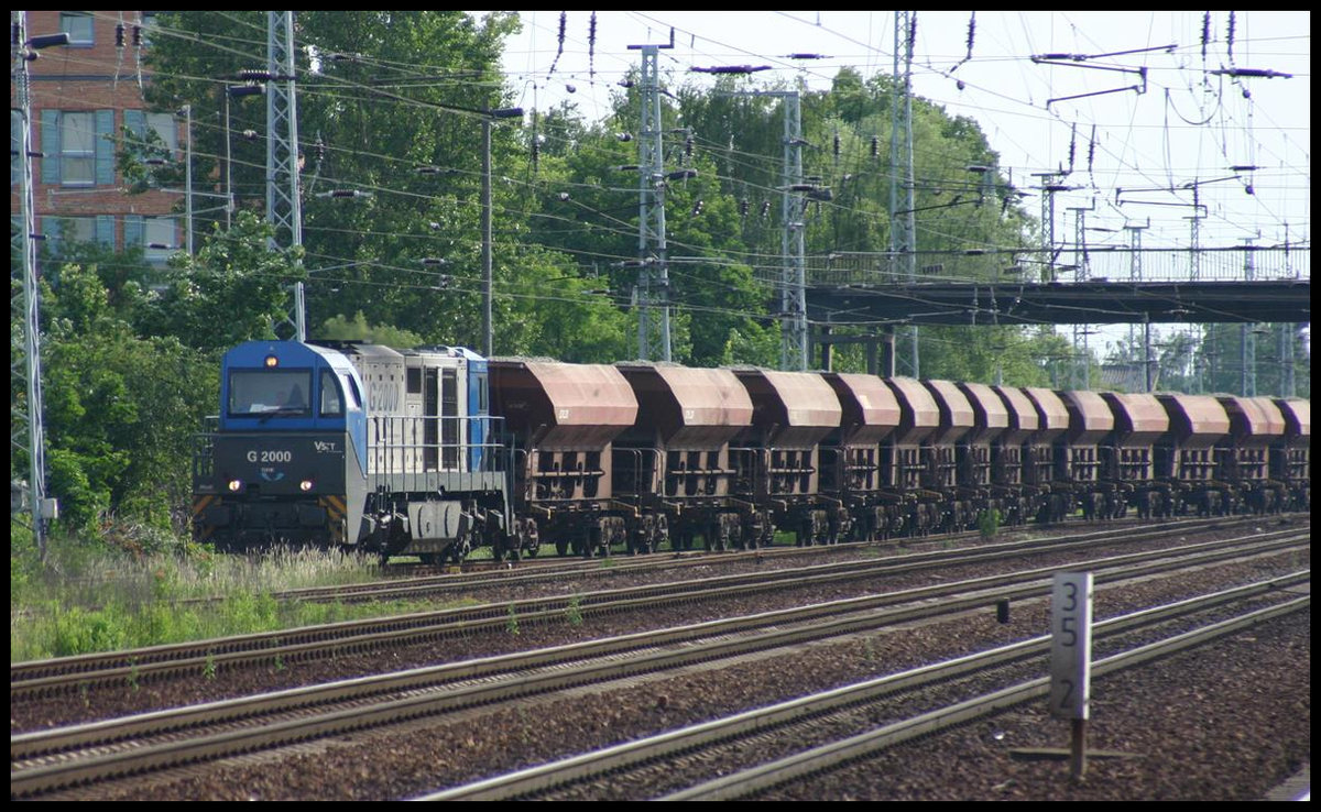 Eine G 2000 erreicht hier am 1.6.2007 über den Berliner Außenring von Süden mit einem langen Schotterwagen Zug den Bahnhof Berlin Schönefeld.