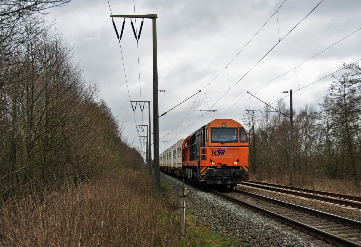 Eine G2000 der KSW fuhr am 08.04.2015 mit einem Enercon Zug von Dörpen nach Emden, hier bei Neermoor.