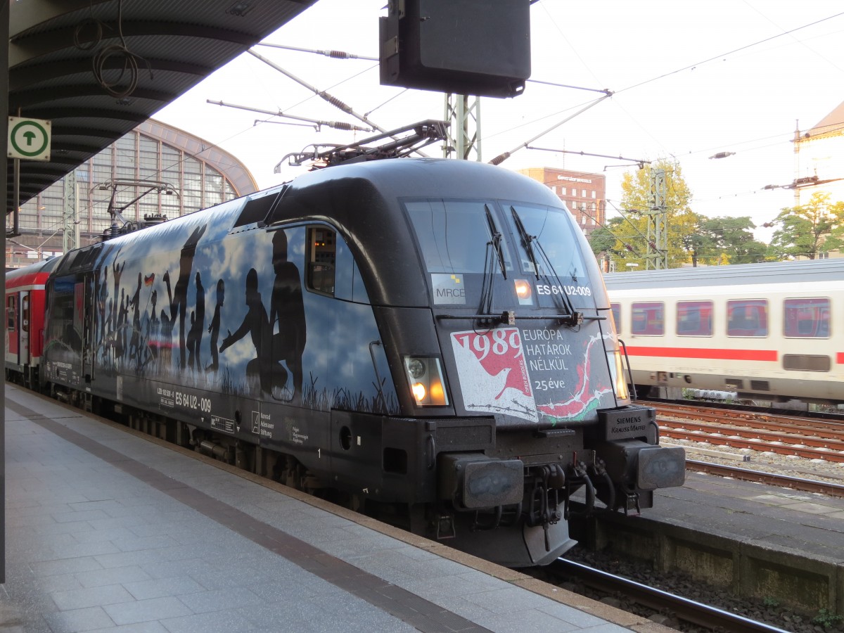 Eine ganz besondere Lok in Hamburg Hbf.
Der MRCE Taurus (ES 64 U2 009) mit Werbung für das grenzenlose Europa, wartet hier mit seinem IRE
auf die Abfahrt.  (4.10.2014)