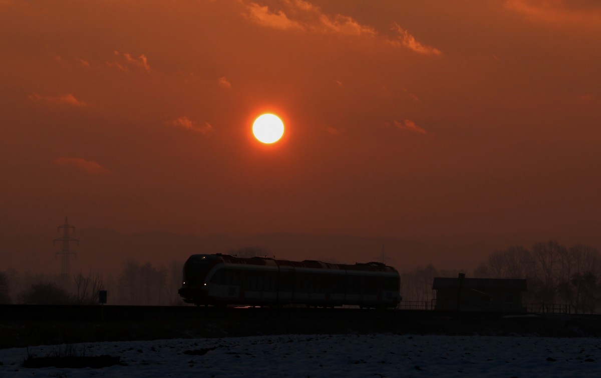 Eine ganz leichte Aureole war heute Morgen im Sulmtal zu beobachten. Dieses Phänomen ergibt sich durch Nebel oder Wolkenbildung. Der morgendliche R8556 hat aber nicht viel davon. Valentinstag 2015