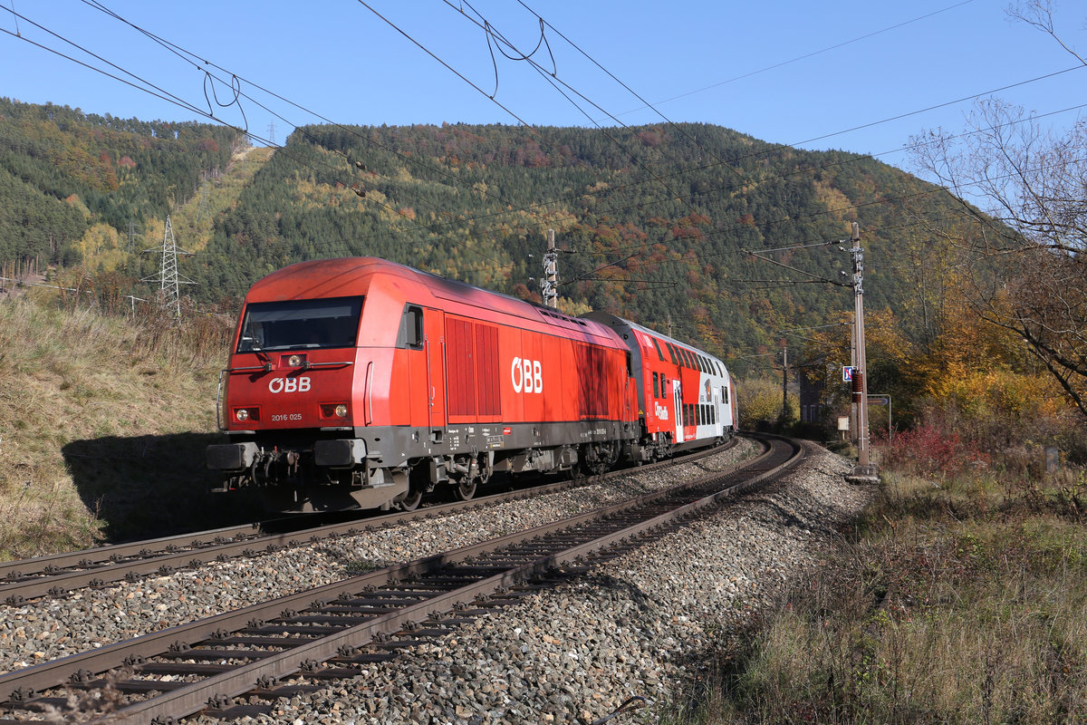 Eine ganz seltene Bespannung am R-2335 nach Payerbach/R. befand sich am 19.10.17 durch die 2016.025,hier kurz vor der Hst.Schlöglmühl.