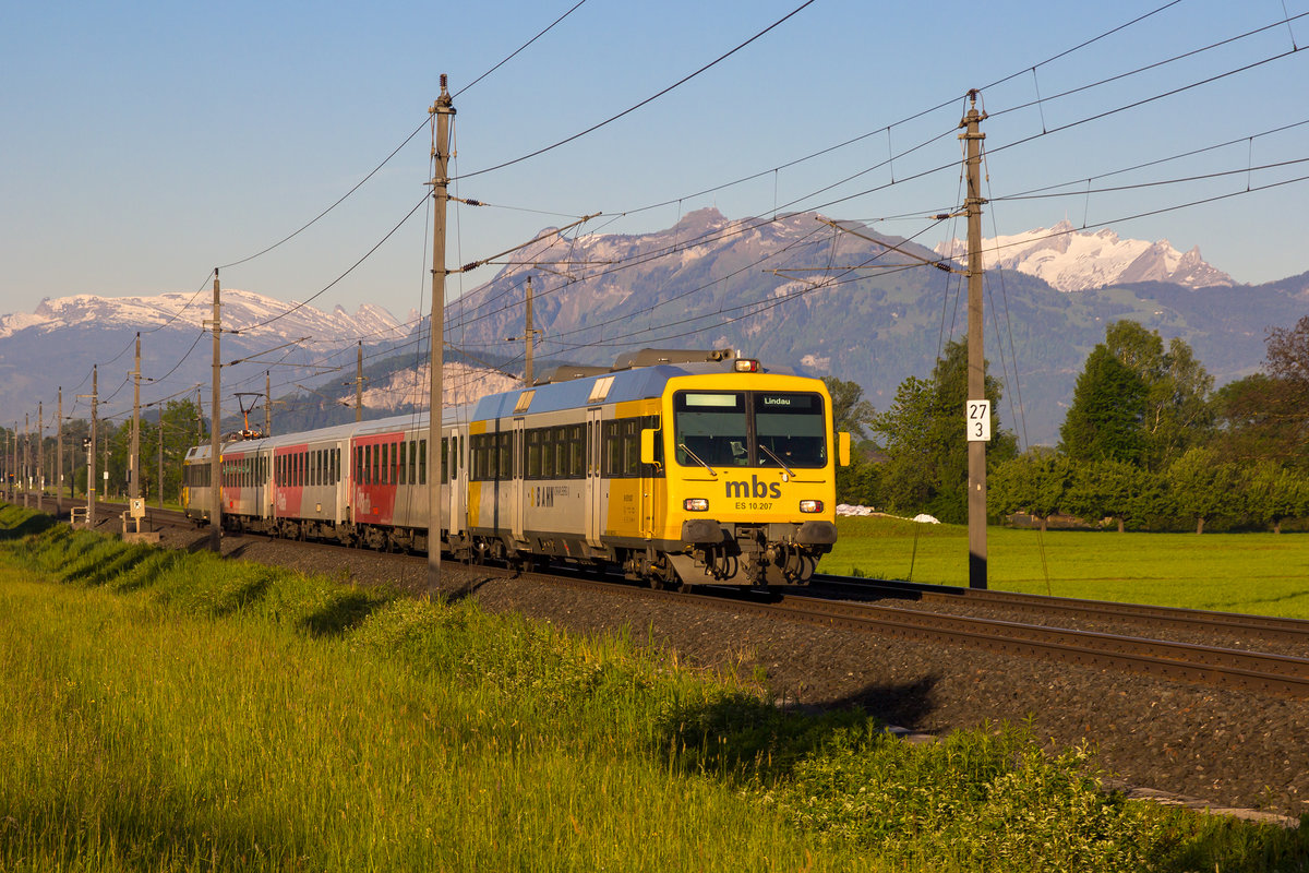 Eine Garnitur der Monterfonerbahn fährt als REX nach Lindau. Zwischen Hohenems und Dornbirn. 22.5.17