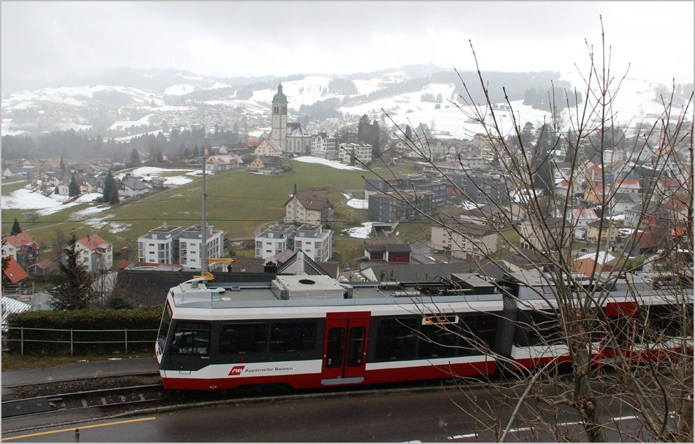 Eine Garnitur der Trogenerbahn vor dem Ortsbild von Speicher - 1. März 2014