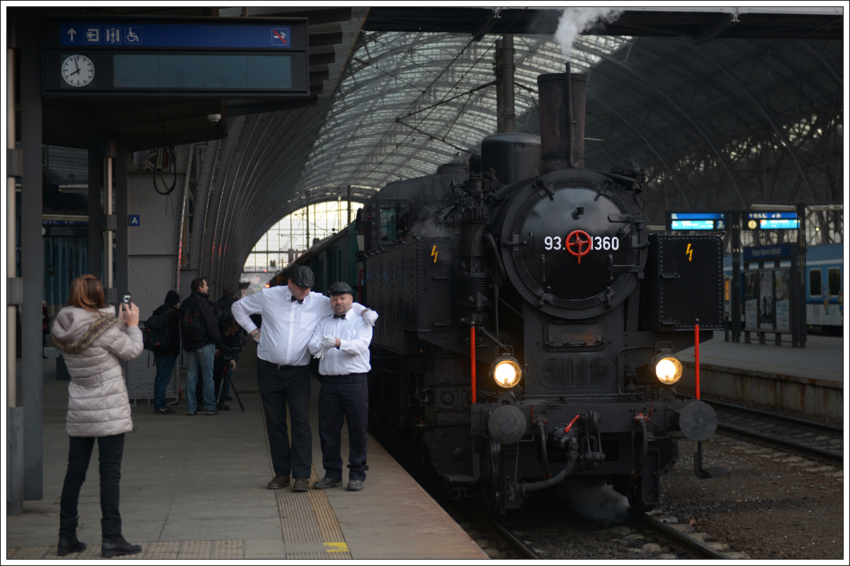 Eine Geburtstags- und Silvesterfeier der anderen Art stand für mich zum Jahreswechsel am Programm. Am 31.12.2018 ging es mit 431.032, die für diesen Zweck ihre alte ÖBB Beschriftung 93.1360 bekam, von Praha hl.n. durch das Sázavatal nach Uhlířské Janovice und in weiterer Folge wegen Streckensperre mit dem Bus in die Brauerei nach Kácov. Es war zwar keine richtige Fotofahrt, aber es hat natürlich bei dieser Fahrt, die im Endeffekt doch fast siebeneinhalb Stunden gedauert hat, in weiterer Folge auch einige Fotohalte gegeben. Die erste Aufnahme zeigt 93.1360 mit ihrem Sp 11999 am letzten Tag des Jahres 2018 abfahrbereit in Praha hl.n. Zu Ehren des Geburtstagskindes, welches an diesem Tag ein halbes Jahrhundert alt wurde, warfen sich der Lokführer Franta Pašek und sein Heizer Petr Duštíra so richtig in Schale. 