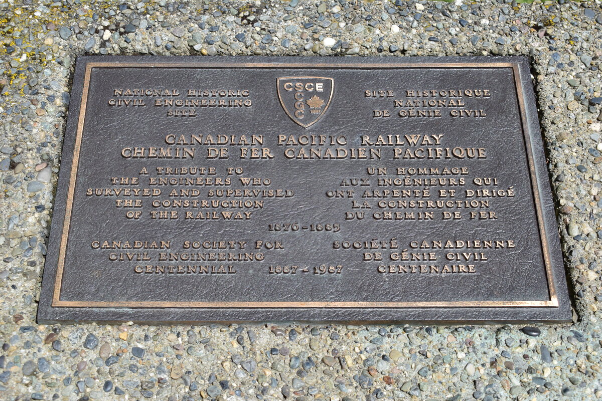 Eine Gedenktafel bei der Siedlung Craigellachie am The Last Spike dankt allen Eisenbahnern die den Bau dieser Eisenbahnlinie ermöglicht haben. Am 7.November 1885 wurde bei Craigellachie der letzte Gleisnagel eingeschalgen und somit die transkontintentale Bahnstrecke fertiggestellt.

Craigellachie 14.08.2022