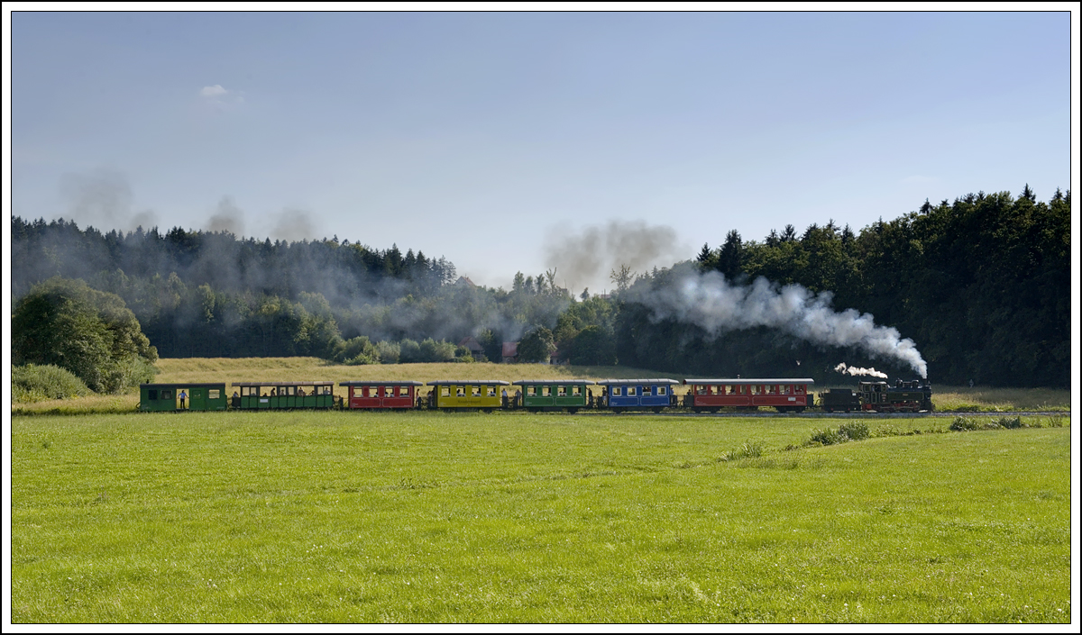 Eine Gegenlichtversuch im Hochsommer funktioniert in den meisten Fällen eigentlich nicht, schon gar nicht, wenn aus einer Dampflok nichts  oben  raus kommt. Ich hab so eine Aufnahme schon einige Male probiert, war mit dem Resultat nach der Bearbeitung aber nie zufrieden. Diesmal sieht es gar nicht so schlecht aus finde ich. 764-411R der Stainzer Bahn am 19.8.18 auf der Fahrt von Preding nach Stainz wenige Meter nach der Haltestelle Ölmühle Herbersdorf. 