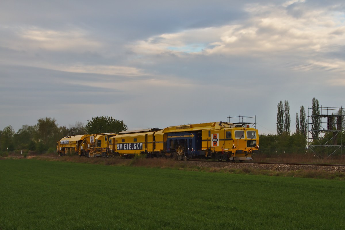 Eine Glausbaumaschine auf der Landesbahn, aufgenommen als sie entlang der Dabsch Kaserne in Korneuburg in Richtung Ernstbrunn fährt. (16.04.2014)