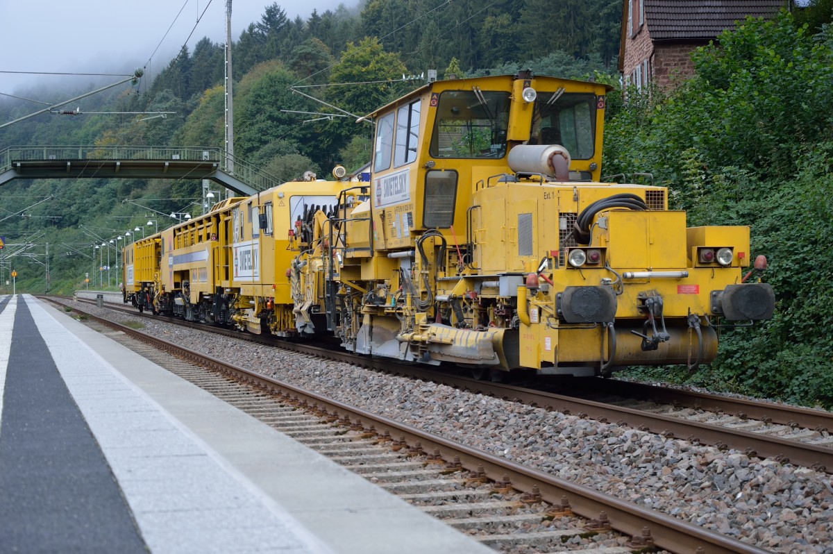 Eine Gleisbau Maschine der Firma Swietelsky steht in Neckarhausen bei Neckarsteinach am Samstagmorgen bei diesigem Wetter und wartet auf ihren Einsatz.
Auf der Kbs 705 werden Zwischen Neckargemünd und Eberbach im Moment die Gleise erneuert. 21.9.2013