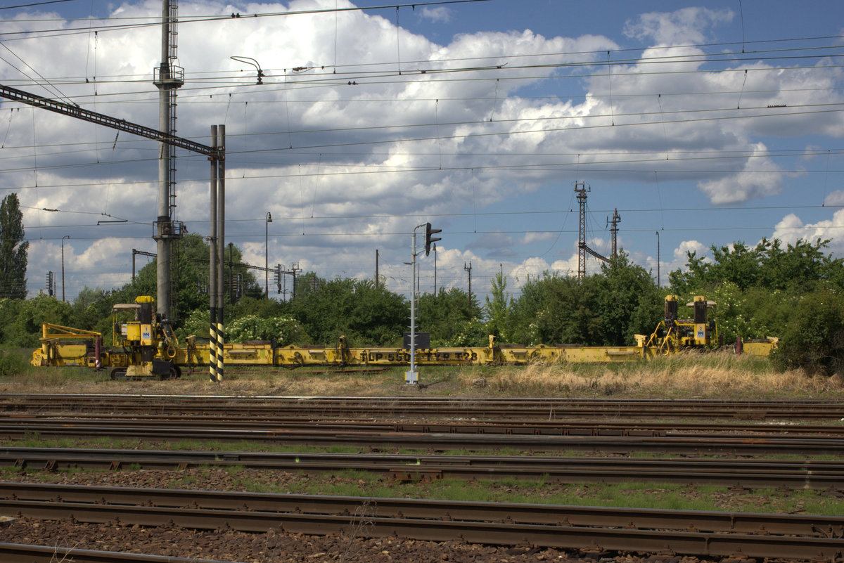 Eine Gleisrück- oder Verlegemaschine (?) mit Raupenfahrwerk in Nymburk. 10.06.2017 14:41 Uhr.