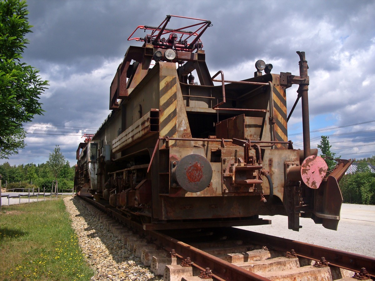 Eine Gleisrckmaschine der Laubag (114-___), ausgestellt am Freizeitpark Teichland. Das Foto stammt vom 20.06.13