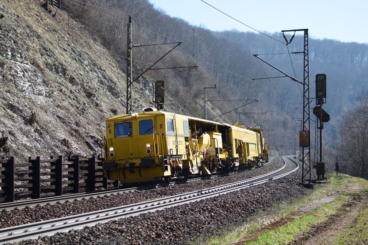 Eine Gleisstopfmaschine der Bahnbaugruppe rollt am 7. April 2018 die Geislinger Steige hinunter.