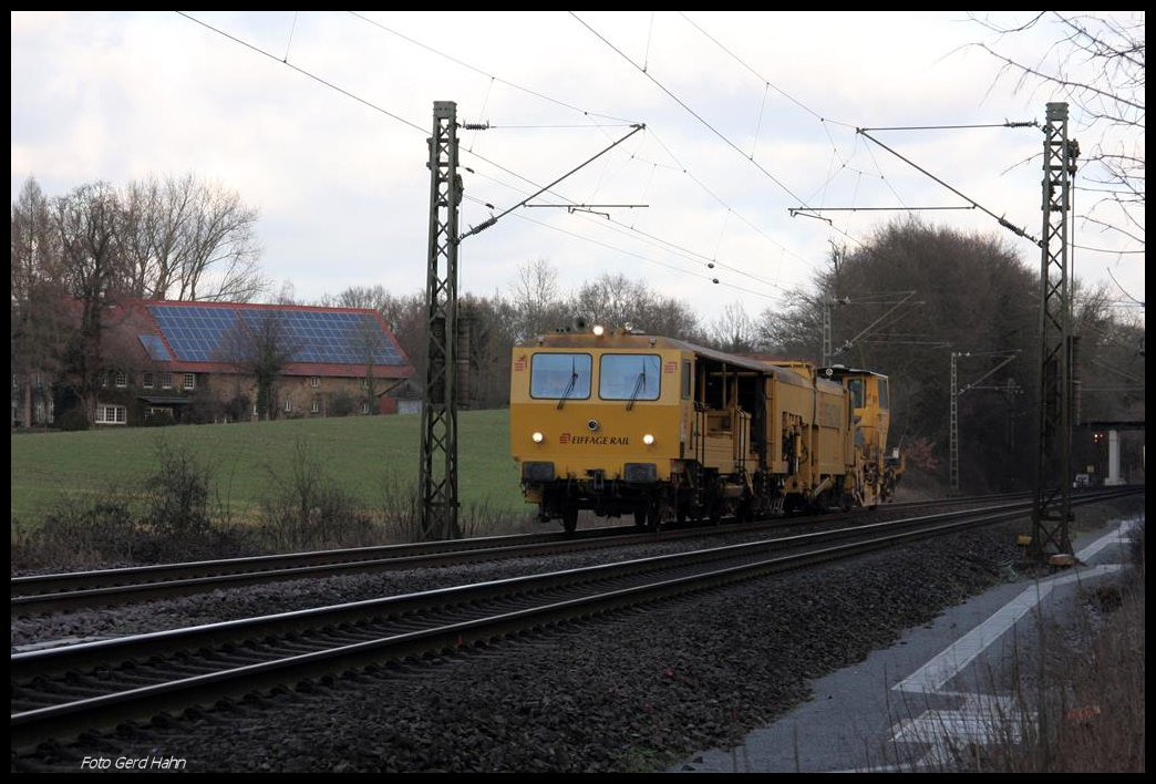 Eine Gleisstopfmaschine der Fa. Eiffage Rail kam am 5.1.2017 um 13.41 Uhr über die Rollbahn bei Hasbergen und war in Richtung Münster unterwegs.