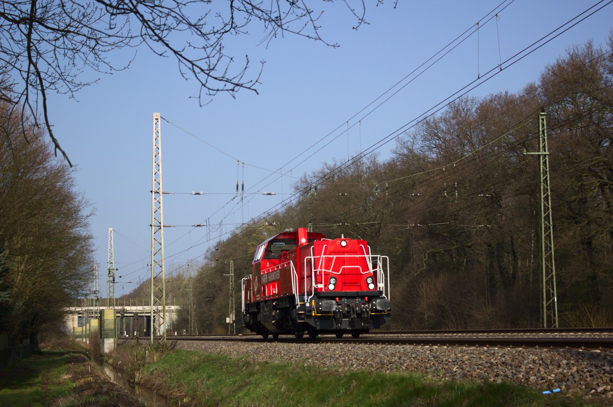 Eine Gravita, eines mir unbekannten Unternehmens, konnte am 9.4.15 beim Abzweig Gümmerwald aufgenommen werden. Neben einer dicken Flachstelle am ersten Drehgestellt, wies die Lok sogar noch die Aufschriften  Hafen Hannover  auf.