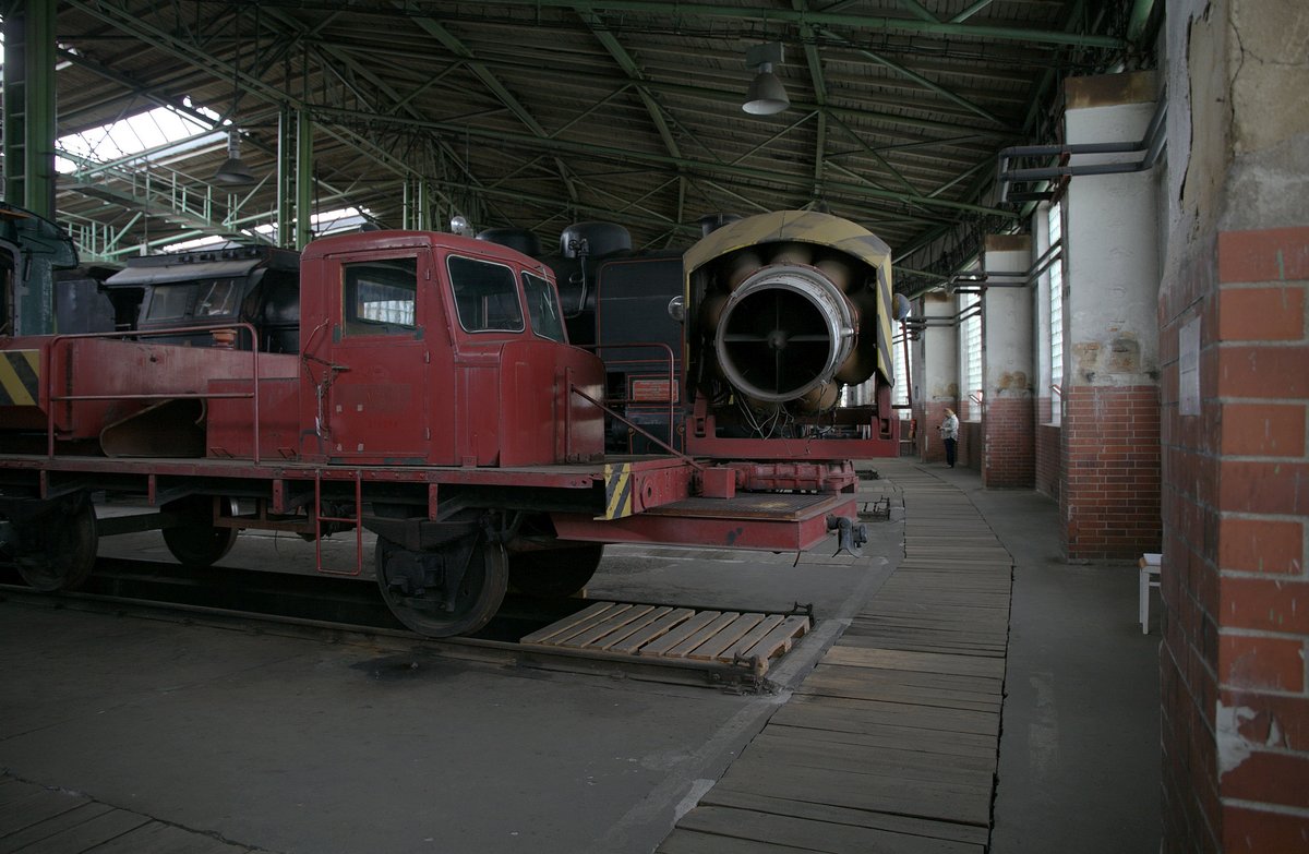 Eine  große  Laserkanone   findet sich im Eisenbahnmuseum Chomutow.
Dies ist natürlich eine Strahltriebwerksturbine, welche zur Schneeräumung eingesetzt wurde. 11.09.2020, 12:17 Uhr.
