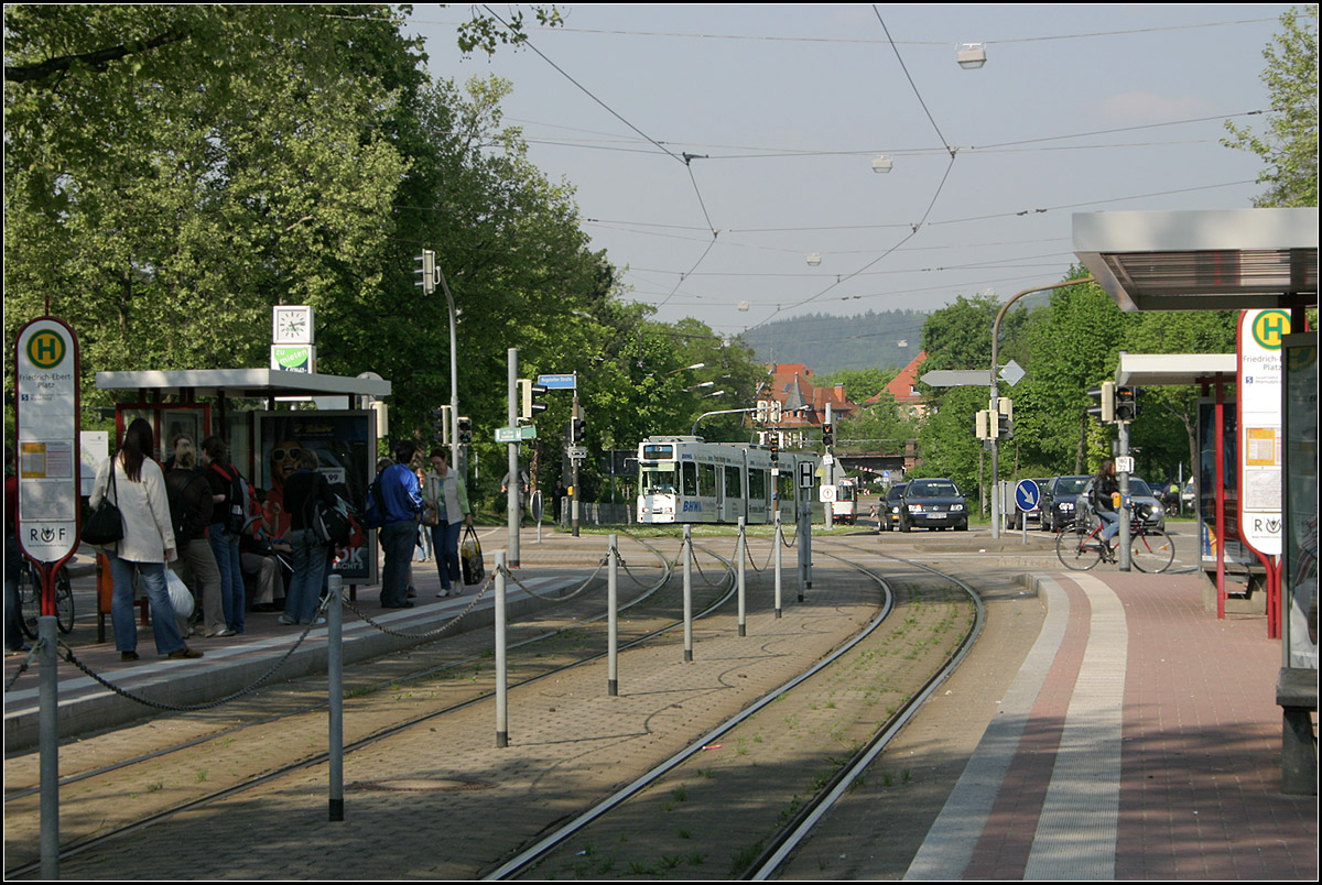 Eine großräumig verlegte Strecke in Freiburg -

Die Haltestelle 'Friedrich-Ebert-Platz' in der Heiliggeiststraße. Nach der Haltestelle 'Robert-Koch-Straße' verläuft die Strecke zunächst in Mittellage der Breisacher Straße nach Ost und biegt dann in westlicher Seitenlage wieder nach Norden in die Heiliggeiststraße. Nach der Haltestelle hier trifft sie wieder auf die ursprüngliche Trasse die im Bild von rechts aus der Hugstetter Straße kam.

11.05.2006 (M(