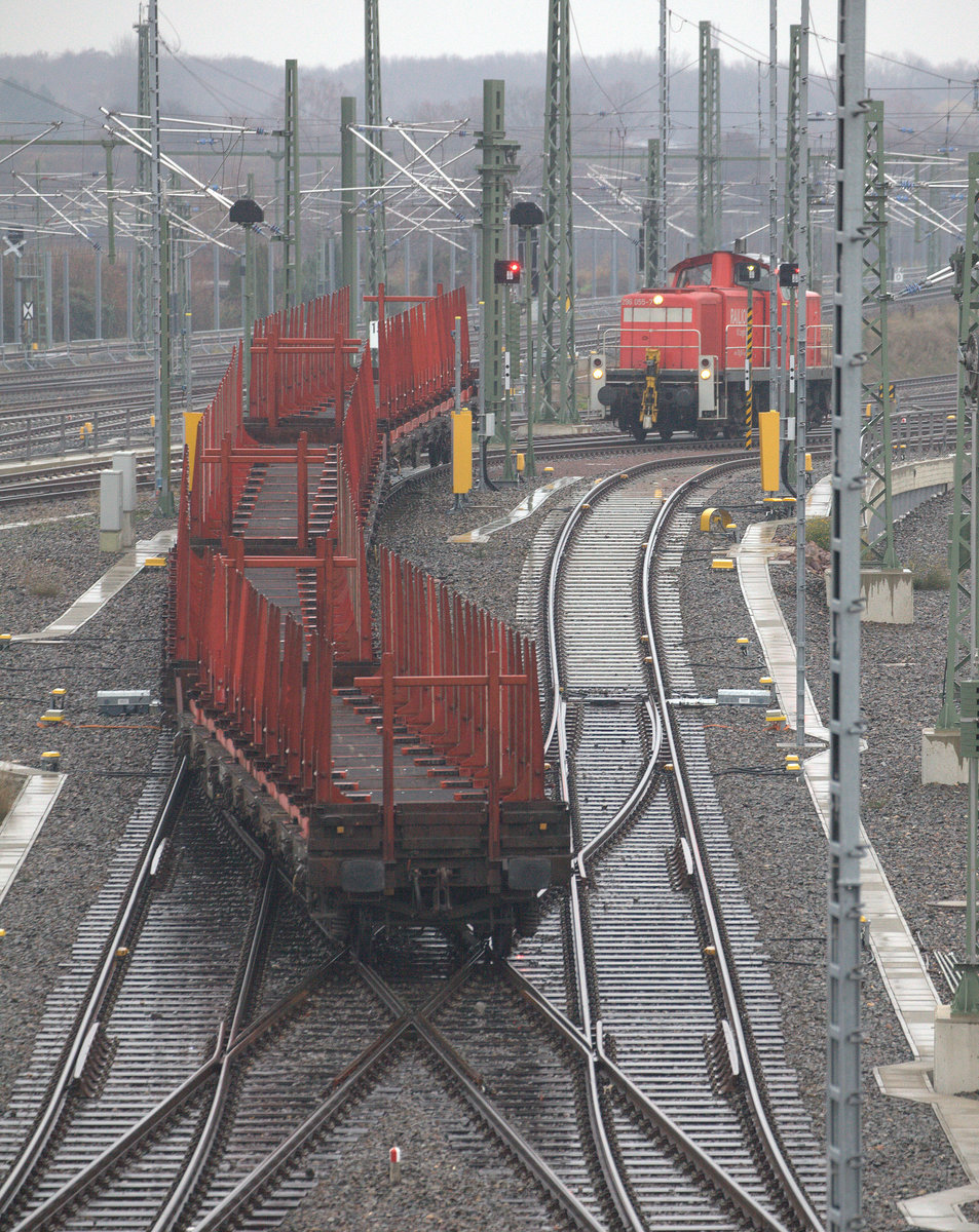 eine Gruppe , 3 Rungenwagen auf dem Ablaufberg der Güterzugbildungsanlage Halle (Saale) 30.11.2018 14:32 Uhr.