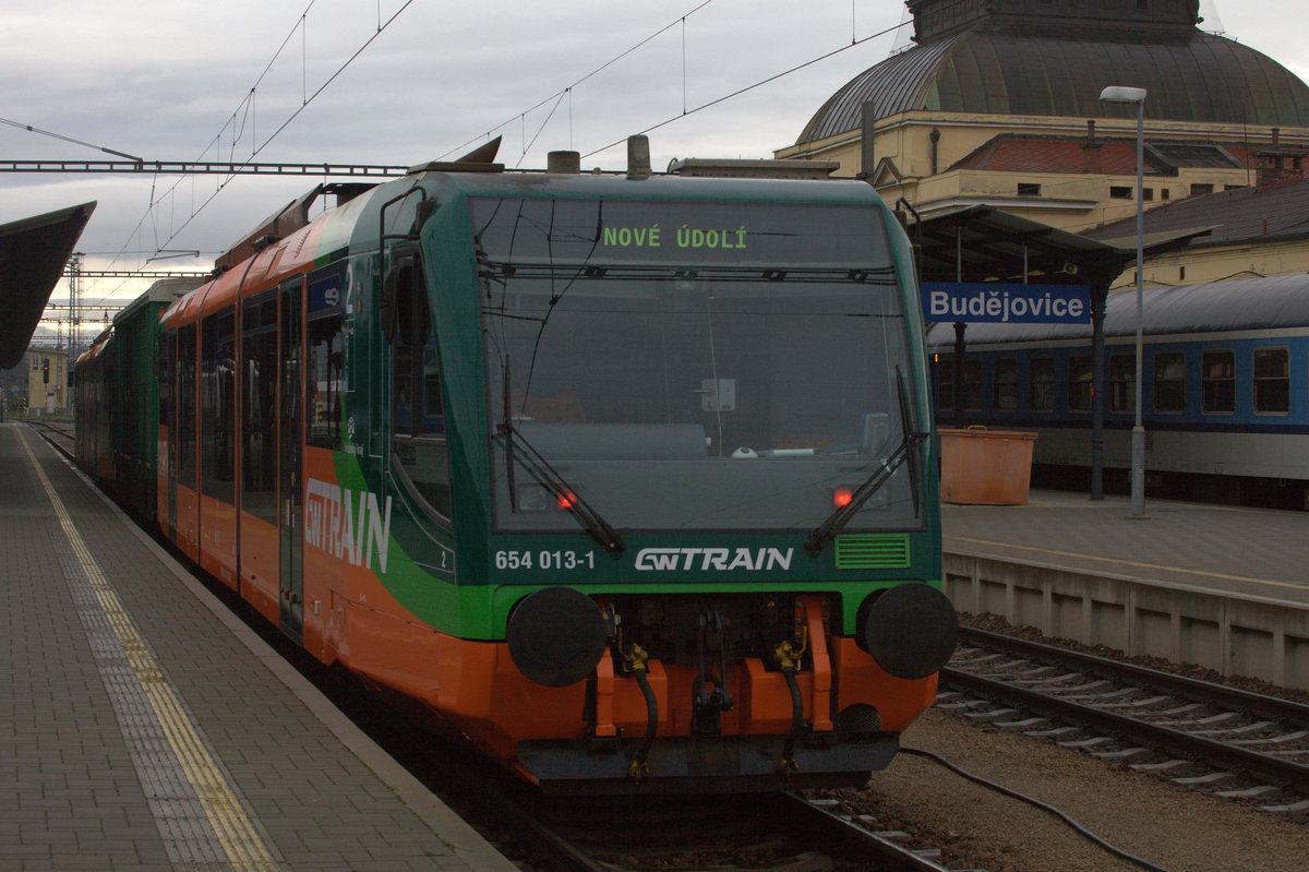 Eine GTW Train Garnitur - 654 013-1 - Richtung Nové Údolí in České Budějovice.
23.09.2018 09:52 Uhr. leicht trübes Regenwetter.