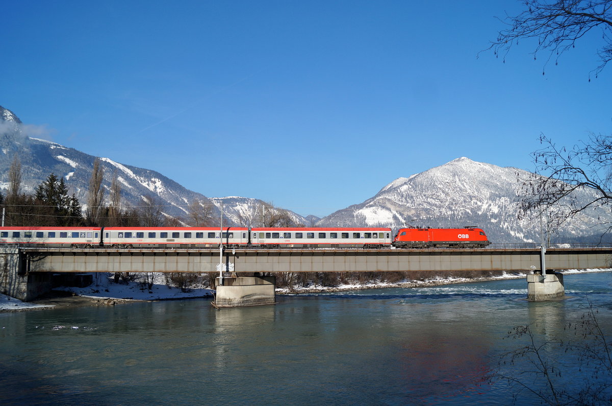 Eine gut gepflegte 1116 überquert mit dem 15 Minuten verspäteten EC 163  Transalpin  die Innbrücke vor Brixlegg. Wegen der derzeitigen Witterungslage entfielen die Halte ab Wörgl Hbf. 16.01.2019.