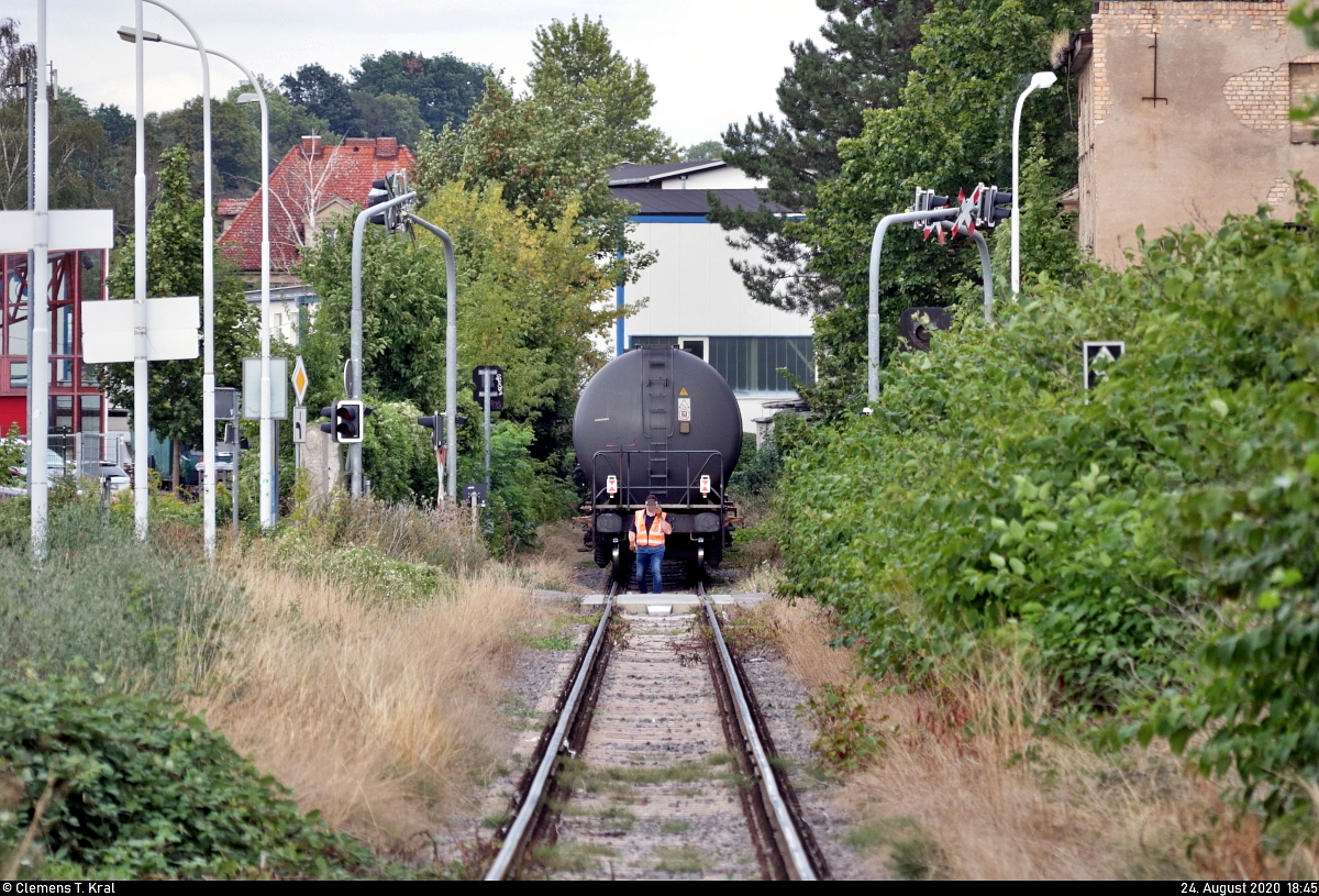 Eine gute Stunde nach Ankunft im Bahnhof Halle-Trotha schiebt 159 208-8 (Stadler Eurodual 2159) ihre leeren Kesselwagen Richtung Hafen Halle.
Am unbeschrankten Bahnübergang (Bü) Köthener Straße kommt der Zug kurz zum Stehen.
Tele-Aufnahme von der Trothaer Straße.

🧰 Railco a.s.
🚝 DGS 95639 Sangerhausen–Halle-Trotha
🚩 Hafenbahn Halle-Trotha
🕓 24.8.2020 | 18:45 Uhr