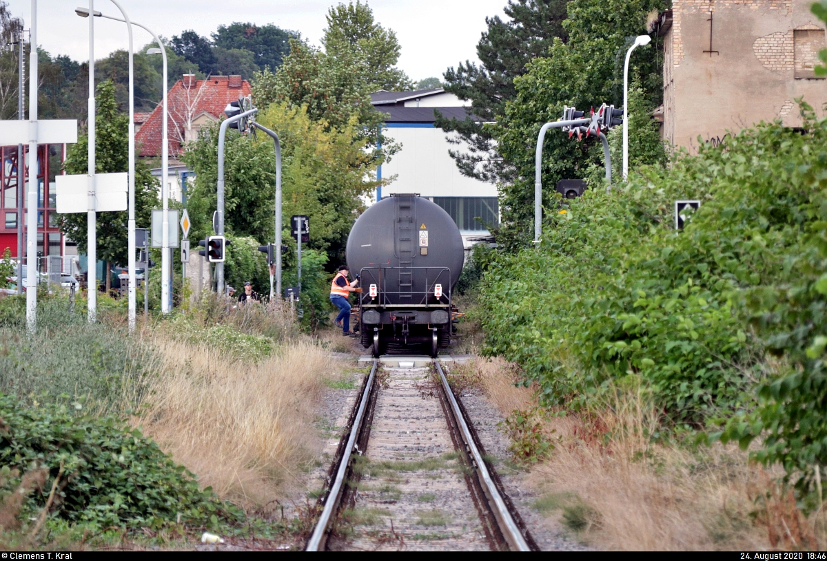 Eine gute Stunde nach Ankunft im Bahnhof Halle-Trotha schiebt 159 208-8 (Stadler Eurodual 2159) ihre leeren Kesselwagen Richtung Hafen Halle.
Nachdem der Rangiermitarbeiter den unbeschrankten Bahnübergang (Bü) Köthener Straße gesichert hat, kann die Fahrt fortgesetzt werden.
Tele-Aufnahme von der Trothaer Straße.

🧰 Railco a.s.
🚝 DGS 95639 Sangerhausen–Halle-Trotha
🚩 Hafenbahn Halle-Trotha
🕓 24.8.2020 | 18:46 Uhr