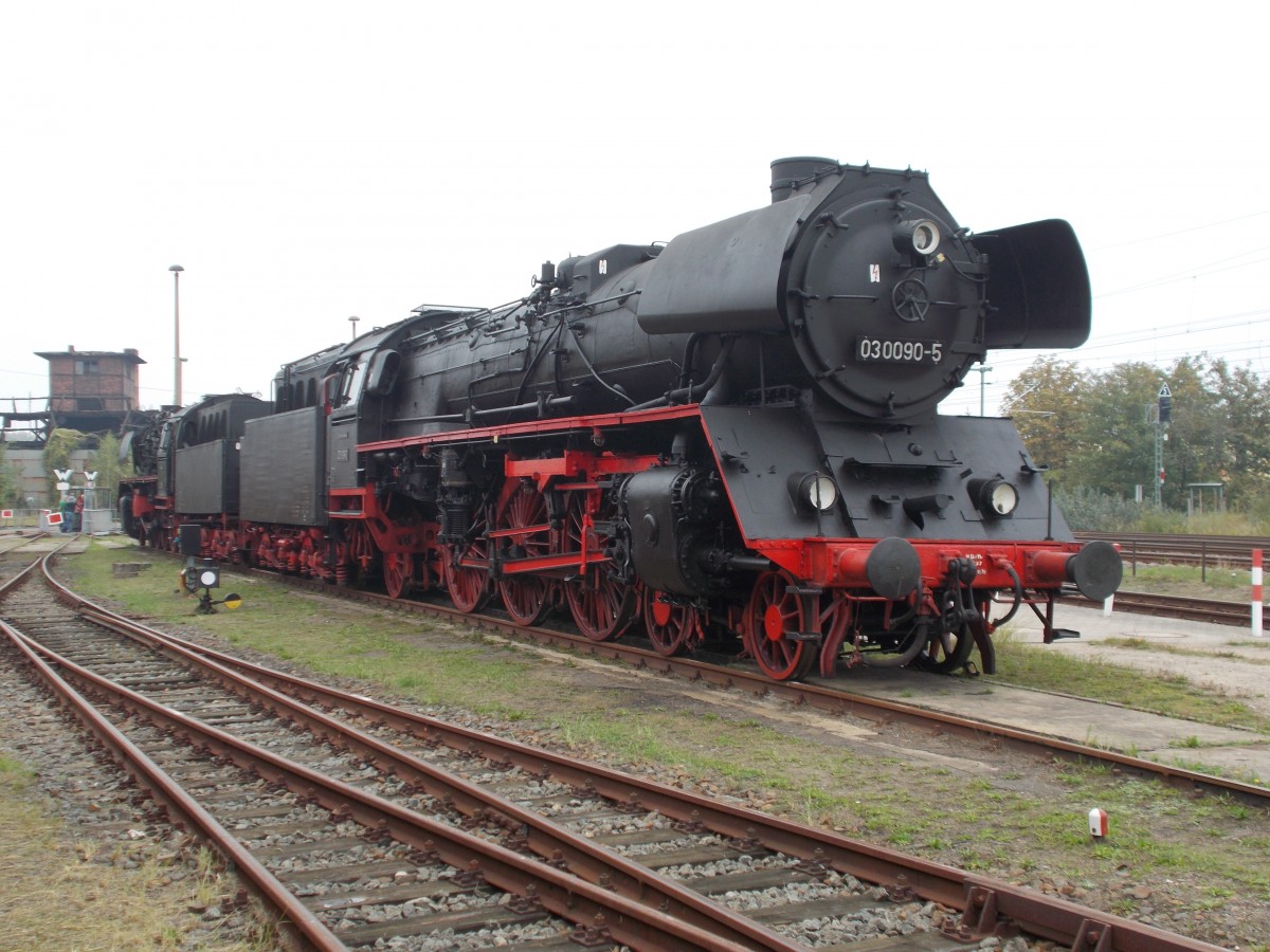 Eine gute,alte Bekannte für mich,ist die ehemalige Stralsunder 03 1090,die nach langen Tauziehen um die Lok,nun endlich im Schweriner Eisenbahn-und Technikmuseum ihre Ruhe gefunden hat.Aufnahme am 03.Oktober 2014.