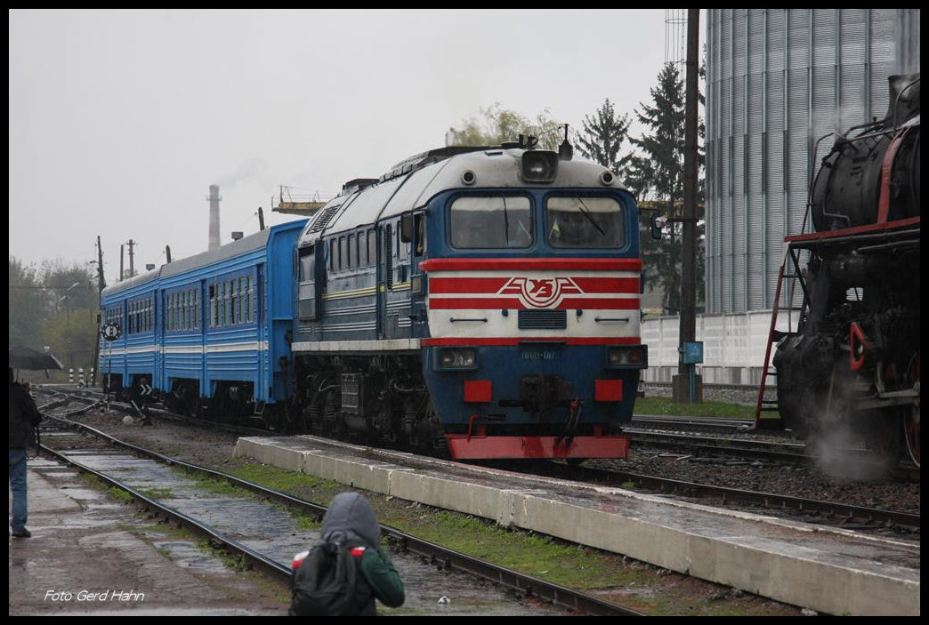 Eine  halbe  2M62 von Y 3 begegnet am 12.10.2016 im Bahnhof Horodenka mit ihrem Planzug dem mit Dampflok L 3535 bespannten Sonderzug aus Kolomea.