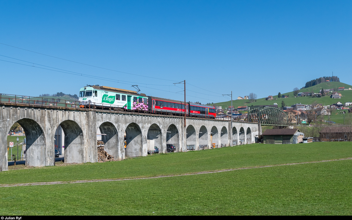 Eine halbe Stunde nach dem ersten Werbetriebwagen folgte auch schon der Zweite. Seit Dezember 2016 wirbt der BDeh 4/4 14 für A. Vogel. Hier am 27. März 2017 mit einer S22 St. Gallen - Appenzell kurz vor dem Ziel.